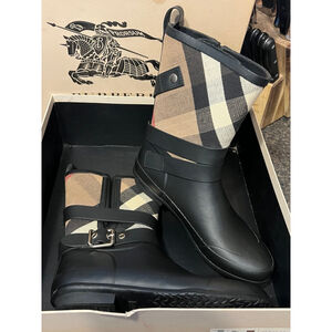Like New BURBERRY HOLLOWAY BUCKLE RUBBER RAIN BOOTS & Receipt